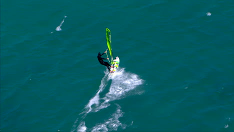 über-Einem-Windsurfer-Fliegen,-Der-über-Einen-Flachen-Ozean-Rast