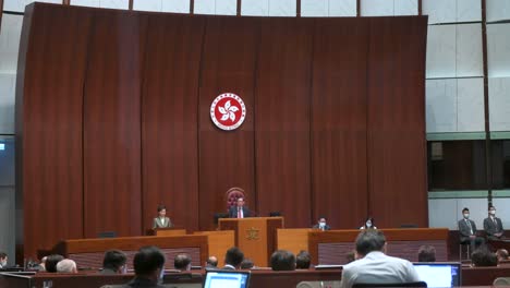 Vista-Panorámica-De-Carrie-Lam,-Ex-Directora-Ejecutiva-De-Hong-Kong,-Pronuncia-El-Discurso-Político-Anual-En-La-Cámara-Principal-Del-Edificio-Del-Consejo-Legislativo-En-Hong-Kong.