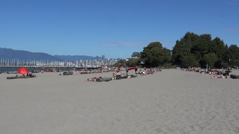 Agitando-Una-Manta-En-La-Playa,-Ampliar