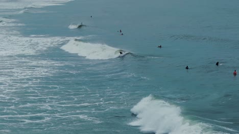 Surfer-Steht-Auf-Und-Reitet-Eine-Welle-Im-Meer,-Südamerika,-Brasilien,-Sommer