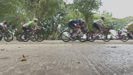 Punto-De-Vista-De-La-Superficie-Del-Suelo-De-ángulo-Bajo-De-Ciclistas-Profesionales-En-Bicicleta-Durante-La-Carrera-Ciclista-En-El-Parque-Mirador-Sur-De-República-Dominicana