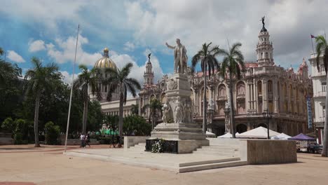 Estatua-De-José-Martí,-Monumento-Conmemorativo-En-El-Parque-Central-De-La-Plaza-De-La-Ciudad-En-El-Centro-De-La-Habana,-Cuba