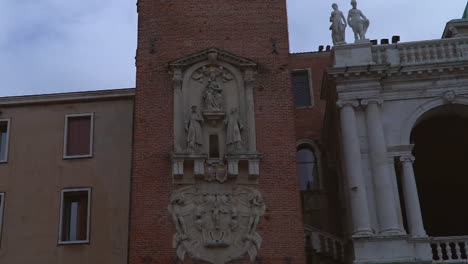 Vista-De-Primer-Plano-Con-Inclinación-Lenta-De-Un-Hermoso-Y-Antiguo-Edificio-Italiano-Y-Una-Torre-En-Vicenza-Italia