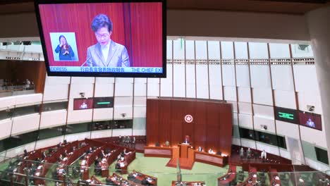 Carrie-Lam,-Ehemalige-Regierungschefin-Von-Hongkong,-Ist-Auf-Einem-Bildschirm-Zu-Sehen,-Während-Sie-Ihre-Jährliche-Politische-Ansprache-Im-Sitzungssaal-Des-Legislativrats-In-Hongkong-Hält.