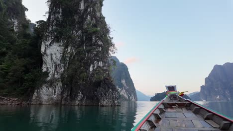 Breathtaking-views-from-a-boat,-showcasing-the-beauty-of-Khao-Sok-National-Park,-its-stunning-waters,-and-majestic-mountains