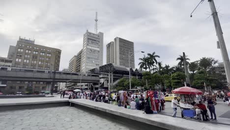 La-Población-Local-Y-Los-Turistas-Se-Reúnen-En-Las-Calles-De-Medellín-Plaza-Botero-Colombia-En-Verano