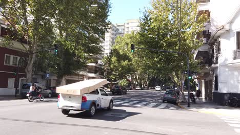 Tráfico-De-Hiperlapso-En-La-Avenida-Avellaneda-Buenos-Aires-Argentina-Conduciendo-Por-La-Avenida-De-La-Calle,-Camino-Rápido-Asfaltado-En-Lapso-De-Tiempo-De-Movimiento,-Semáforos-Del-Barrio-De-Flores