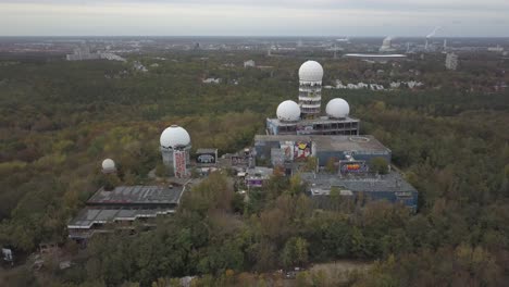 Flug-über-Die-&quot;Alte-Abhörstation&quot;-In-Berlin-Top-Aufnahme-über-Dem-Teufelsberg-In-Berlin-Mit-Mavic-Pro-Abhöranlage-In-Berlin-Auf-Dem-Teufelsberg