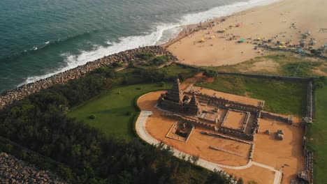Luftaufnahme-Des-Küstentempels-Neben-Dem-Strand-Von-Mahabalipuram
