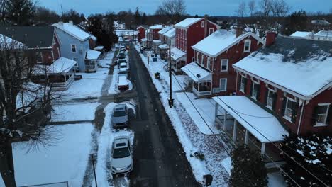 Schneefall-In-Einem-Wunderschönen-Kleinen-Amerikanischen-Viertel-Im-Winter