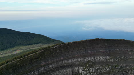 Gezackter-Kraterrand-Von-Gunung-Gede,-Drohnenansicht-Und-Tal-Dahinter