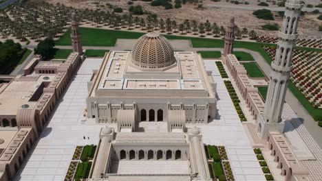 Luftaufnahme-Der-Großen-Sultan-Qabus-Moschee-Mit-Minarett-Und-Kuppel-In-Maskat-Im-Sultanat-Oman
