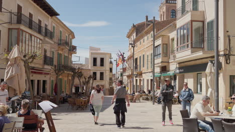 Quaint-Mediterranean-square-bustling-with-daily-life-in-Santanyi,-Mallorca