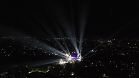 Vista-Aérea-Con-Drones-Del-Templo-De-Mahadev.-Se-Ve-Un-Gran-Atasco-De-Tráfico-Donde-Muchas-Personas-Van-Al-Templo-De-Mahadev-Para-Ver-Un-Espectáculo-De-Luces-Y-Un-Espectáculo-De-Petardos.