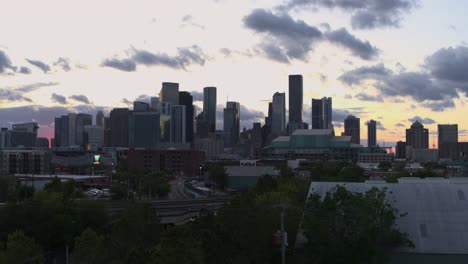 Toma-Ascendente-De-Un-Dron-Del-Centro-De-Houston,-Texas