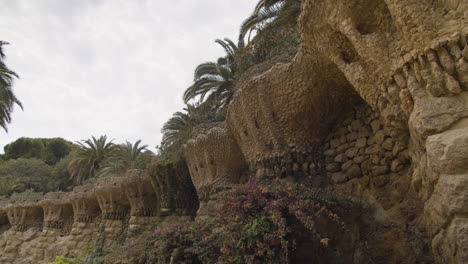 Terrassenmauer-Im-Park-Güell,-Barcelona,-Spanien