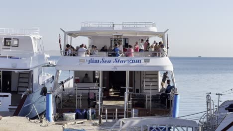 Ferry-Con-Pasajeros-Buceadores-Preparándose-Para-Un-Viaje-Por-El-Mar-Rojo-En-Hurghada,-Egipto