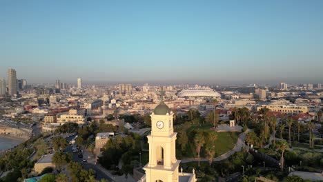 Luftaufnahme-Des-Uhrturms-Der-St.-Peterskirche-Im-Alten-Jaffa-Während-Der-Goldenen-Stunde,-Tel-Aviv