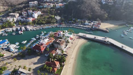 Beobachtung-Der-Bucht-Von-Santa-Cruz-Aus-Der-Luft-In-Huatulco,-Oaxaca,-Mexiko