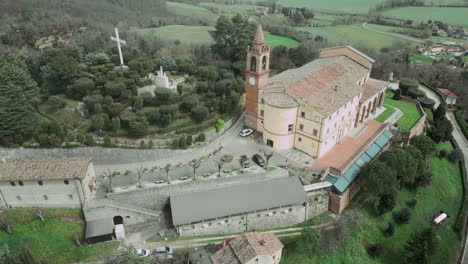 Espectaculares-Vistas-Desde-Drones:-Madonna-Del-Transit-Del-Santuario-De-Canoscio-En-Città-Di-Castello