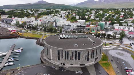 Vista-Aérea,-Centro-Cultural-Y-De-Conferencias-Y-Paisaje-Urbano-De-Akureyri,-Islandia