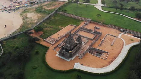 Luftaufnahme-Des-Küstentempels-Neben-Dem-Strand-Von-Mahabalipuram