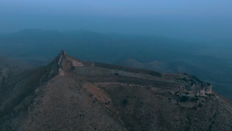 Luftaufnahme-Der-Festungsmauern-Von-Ranikot-Während-Der-Blauen-Stunde-Im-Distrikt-Jamshoro,-Sindh,-Pakistan