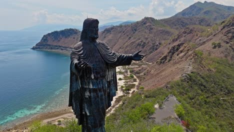 Cabo-Fatucama,-Dili,-Timor-Oriental---Estatua-Del-Cristo-Rei-De-Dili---Disparo-Con-Drones-En-órbita