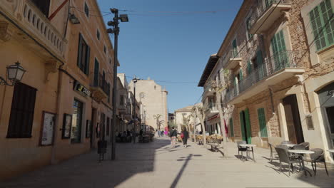 Sunny-day-in-Santanyi-Mallorca-with-quiet-streets-and-quaint-buildings