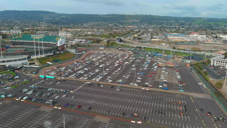 Oakland-Athletics-Baseballteam-Boykottiert,-Als-Fans-Auf-Dem-Parkplatz-Zusammenstoßen---Luftaufnahme