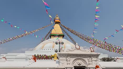 Große-Emblematische-Stupa-Mit-Augen-Und-Gebetsfahnen
