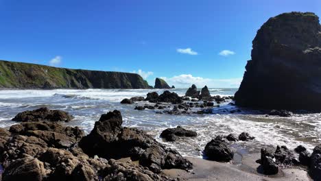 Mareas-Entrantes-Rápidas-En-La-Bahía-De-Ballydwane-En-La-Marea-Alta-De-La-Costa-De-Cobre-En-Waterford,-Irlanda