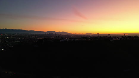 Los-Angeles-Im-Morgengrauen-Mit-Farbenfrohem-Himmel,-Luftaufnahme-Vom-Aussichtspunkt-La