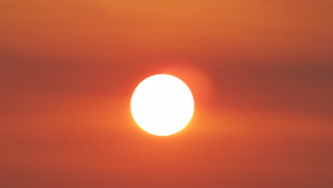 Sonnenuntergang-Hell-Groß-Sonne-Tief-Orange-Rot-Himmel-Australien-Victoria-Gippsland-Maffra-