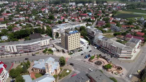 Modernes-Hotelgebäude-Am-Boulevard-Roman-Musat-In-Roman,-Rumänien