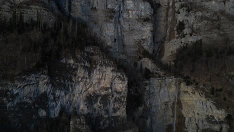 En-Cascada-Las-Cascadas-Más-Grandes-De-Seerenbachfälle-En-Los-Alpes-Suizos.