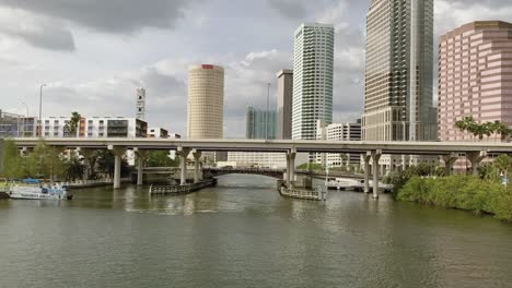El-Centro-De-Tampa-Con-Vista-Al-Mar-Y-Al-Puente.