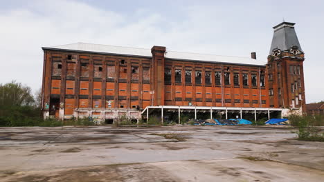 Antiguo-Edificio-Abandonado,-Vista-Aérea-De-Drones-En-ángulo-Bajo