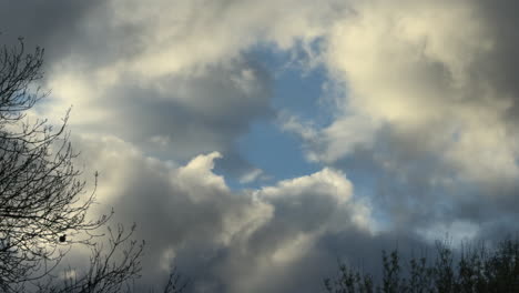 Schnell-Ziehende-Cumulus-Wolken-In-Der-Abenddämmerung-An-Einem-Frühlingsabend-über-Worcestershire,-England