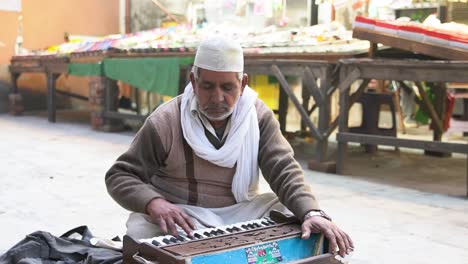 Hombre-Tocando-El-Armonio-En-Una-Calle-De-Pakistán