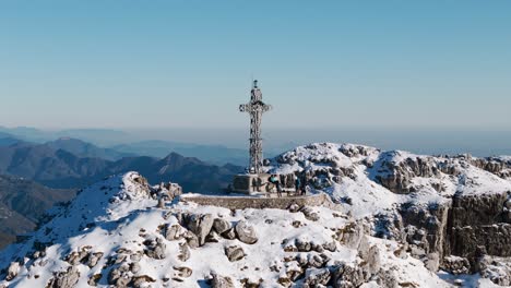 Climbers-on-summit-cross-of-Resegone-mountain-in-Northern-Italy