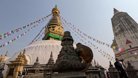 Mono-Trepando-A-Una-Estatua-Frente-A-La-Estupa-De-Swayambhu-En-Katmandú,-Nepal