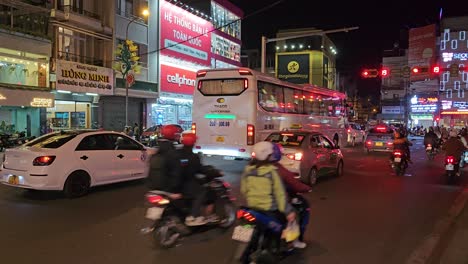 Taxi,-Bus-And-Motorbikes-Stop-At-The-Intersection-With-Traffic-Lights-At-Night-In-Da-Lat,-Vietnam