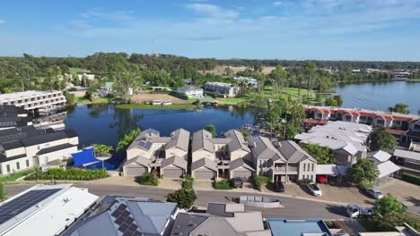 Revelación-Aérea-De-Un-Barco-En-La-Laguna-Y-Los-Apartamentos-Del-Complejo-En-La-Orilla-Del-Lago-Mulwala