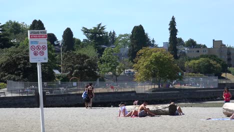 Ein-Mädchen,-Das-Mit-Einem-Stock-Am-Strand-Läuft