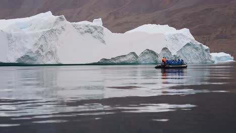 Touristen-Im-Boot-Nähern-Sich-Einem-Großen-Eisberg-Im-Kalten-Wasser-Des-Isfjords-In-Spitzbergen,-Norwegen,-60 fps