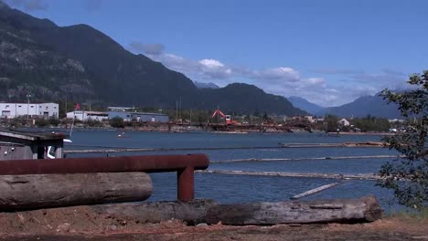 Log-Greiferlader-Arbeiten-über-Den-Fluss-In-Squamish,-BC