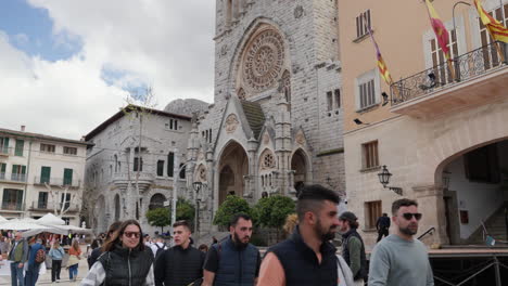 Tourists-exploring-Soller's-historic-architectural-square-in-Mallorca