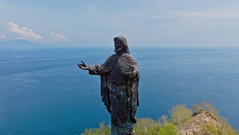 Estatua-De-Cristo-Rei-De-Dili-En-La-Cima-De-La-Colina-En-Timor-Leste---Retroceso-Aéreo