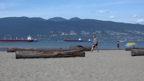 Zwei-Frauen-Reden-An-Einem-Strand-In-Vancouver-An-Der-Kamera-Vorbei